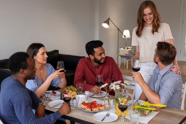 Amigos de frente en la fiesta de cena