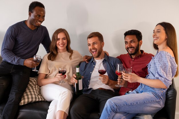 Amigos de frente en la fiesta de cena