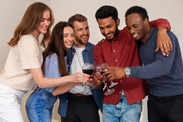 Amigos de frente en la fiesta de cena