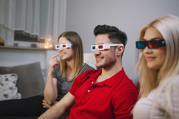 Amigos en gafas 3D viendo películas