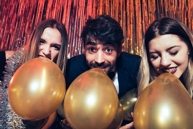 Amigos con globos en celebración de año nuevo