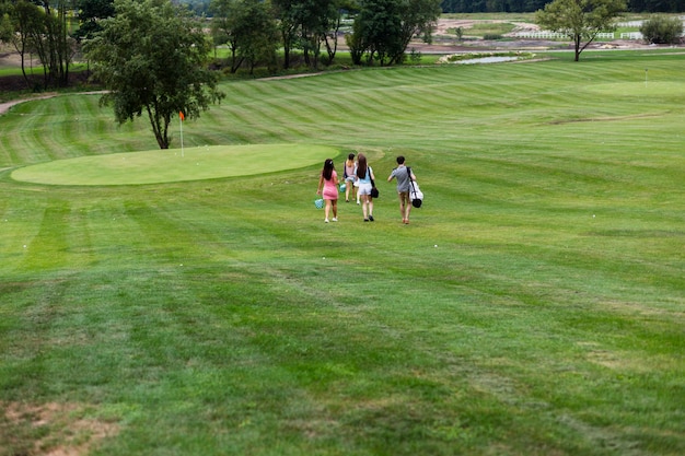 Foto gratuita amigos de golf saliendo del campo de golf