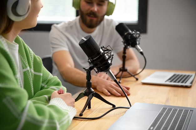 Amigos grabando podcast juntos vista lateral