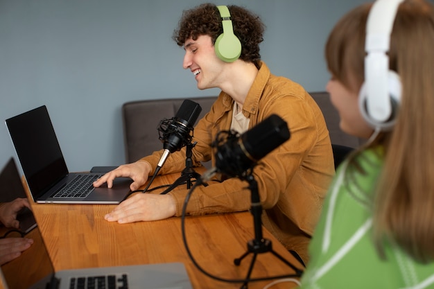 Amigos grabando vista lateral de podcast