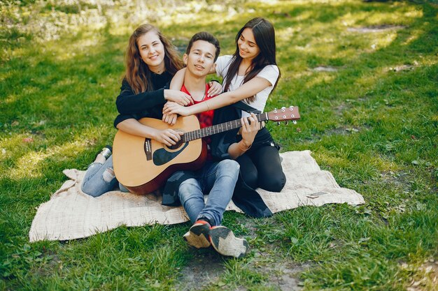 Amigos con una guitarra