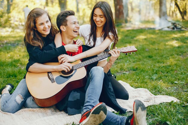 Amigos con una guitarra