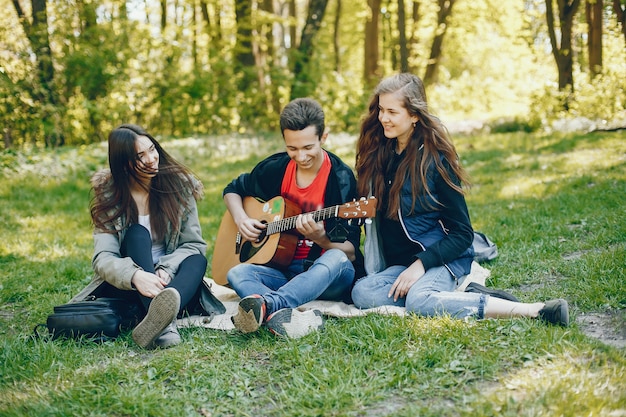 Amigos con una guitarra