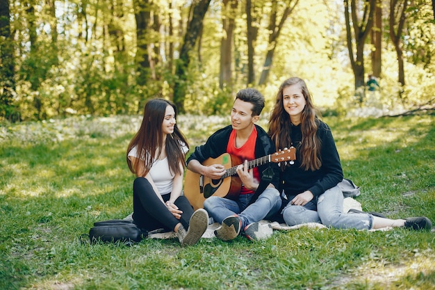 Foto gratuita amigos con una guitarra