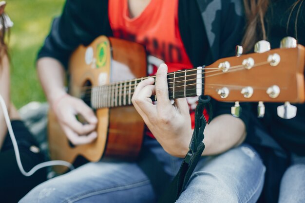 Amigos con una guitarra