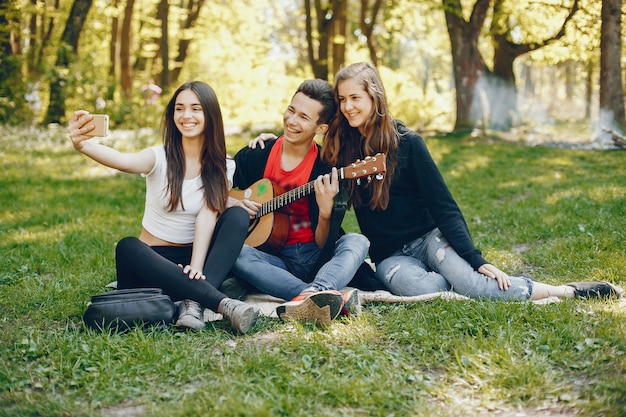 Foto gratuita amigos con una guitarra