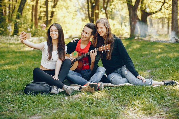 Amigos con una guitarra