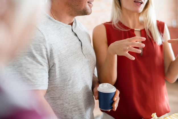 Amigos hablando en un café