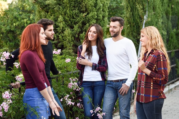 Amigos hablando parados en un parque