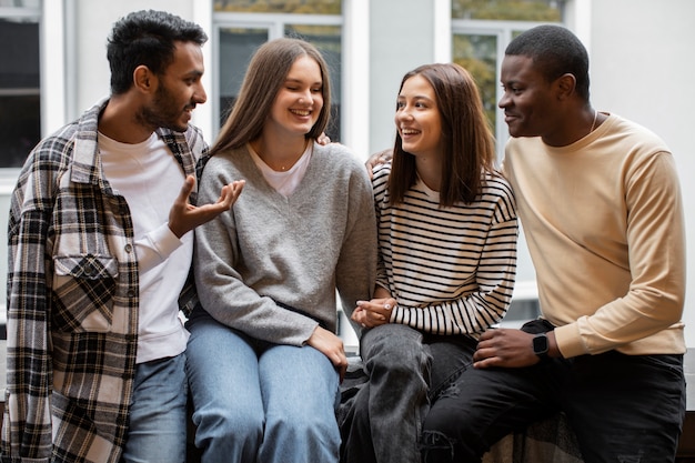 Amigos hablando y sonriendo en una reunión