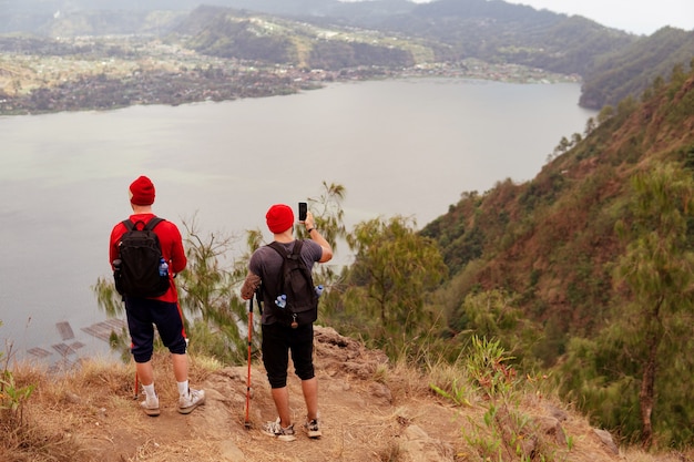 Los amigos hacen senderismo en las montañas. bali