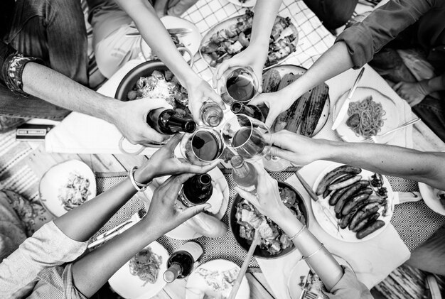 Amigos haciendo un brindis al aire libre