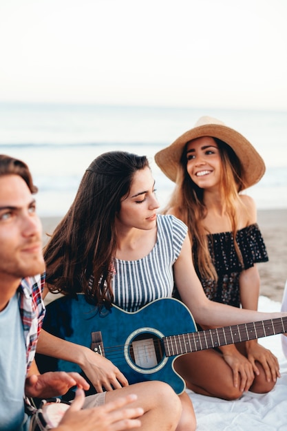 Amigos haciendo una fiesta en la  playa