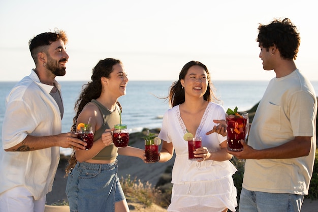 Foto gratuita amigos haciendo una fiesta de sangría en la playa