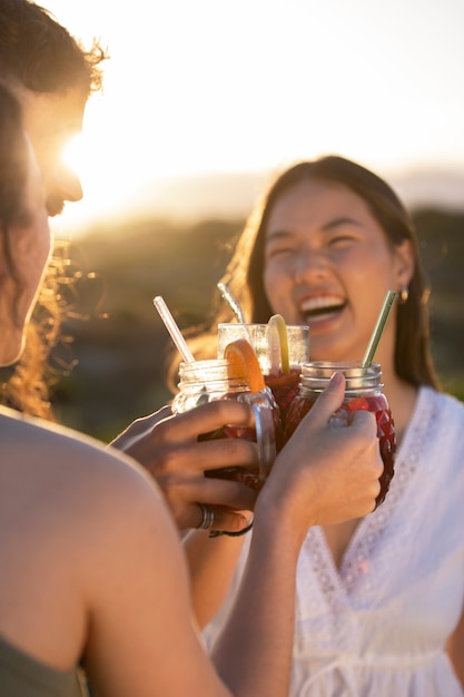 Amigos haciendo una fiesta de sangría en la playa