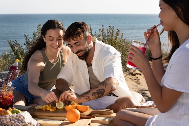 Amigos haciendo una fiesta de sangría en la playa