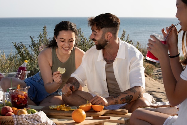 Amigos haciendo una fiesta de sangría en la playa