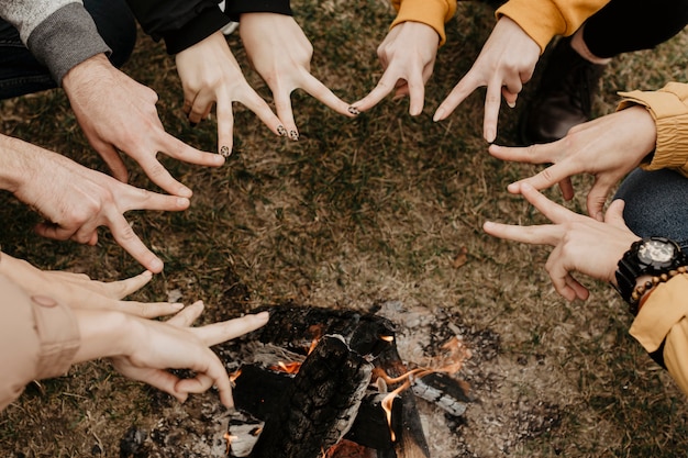 Foto gratuita amigos haciendo forma de estrella con los dedos