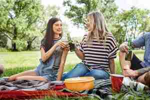 Foto gratuita amigos haciendo un picnic en el parque