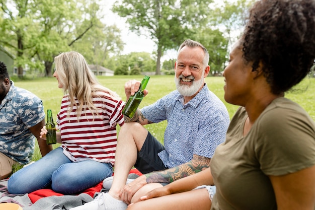 Amigos haciendo un picnic en el parque