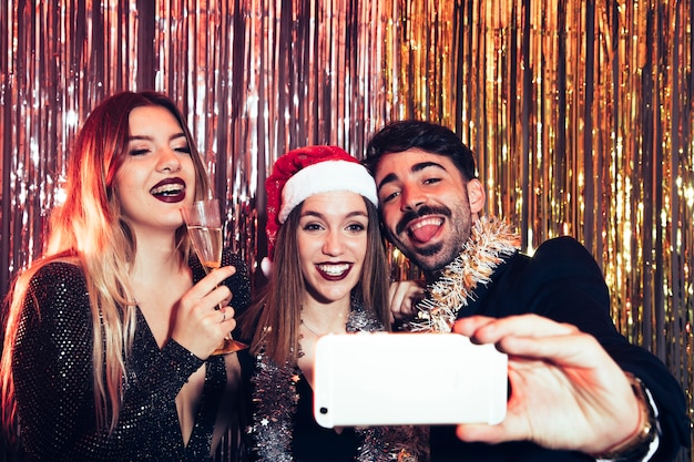 Amigos haciendo un selfie en fiesta de año nuevo