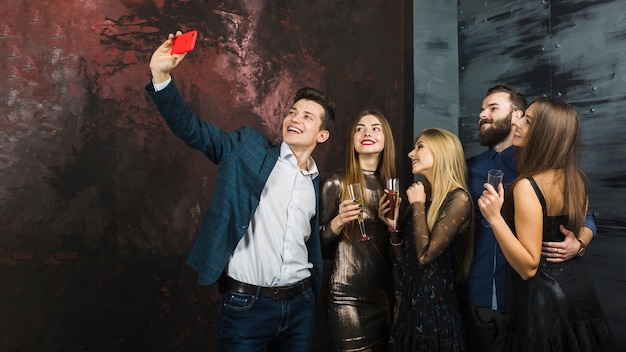 Amigos haciendo selfie de fiesta de año nuevo