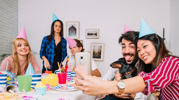 Amigos haciendo un selfie en fiesta de cumpleaños