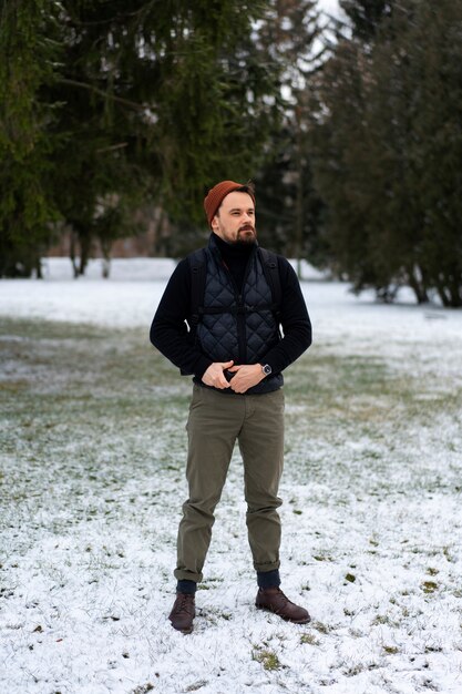 Amigos haciendo senderismo en invierno