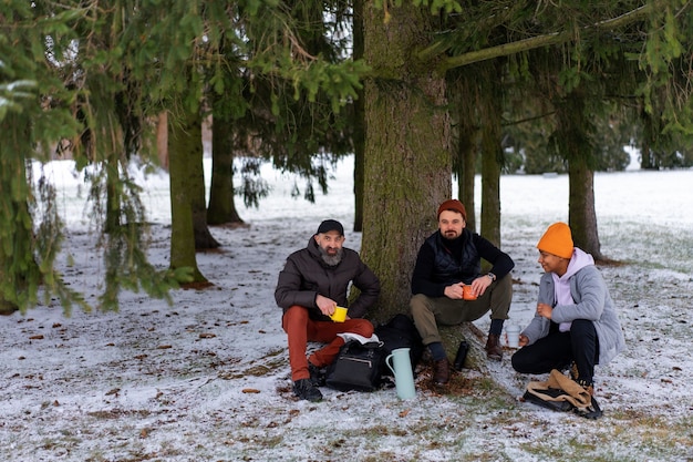 Amigos haciendo senderismo en invierno