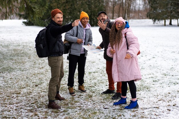 Amigos haciendo senderismo en invierno