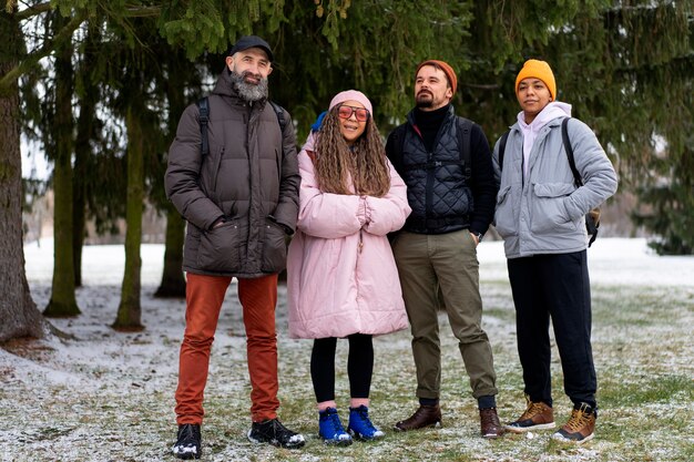 Amigos haciendo senderismo en invierno