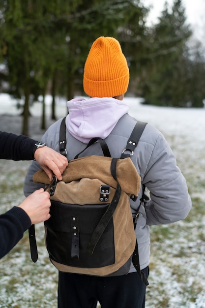 Amigos haciendo senderismo en invierno