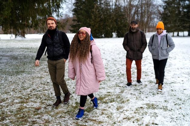 Amigos haciendo senderismo en invierno