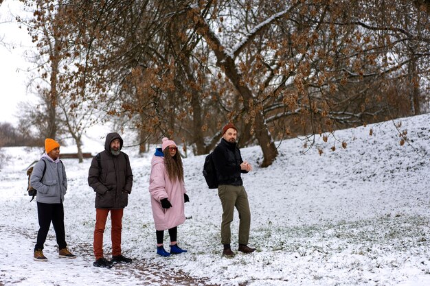 Amigos haciendo senderismo en invierno