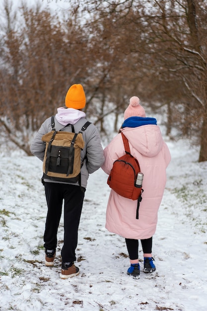 Amigos haciendo senderismo en invierno