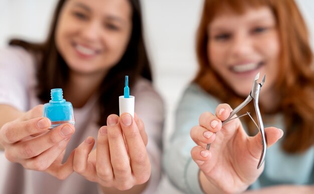 Amigos haciendo su rutina de cuidado de uñas juntos