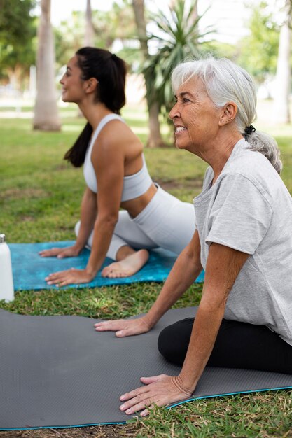 Amigos haciendo yoga juntos en el parque