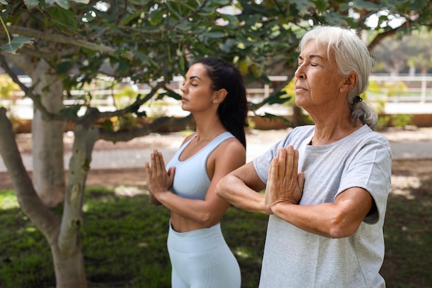 Amigos haciendo yoga juntos en el parque