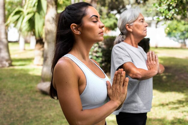 Amigos haciendo yoga juntos en el parque