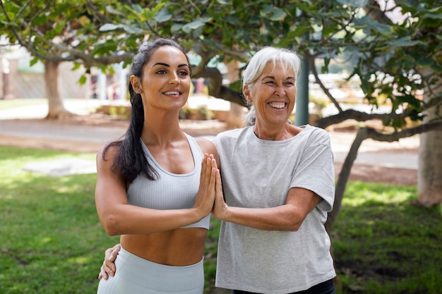 Amigos haciendo yoga juntos en el parque