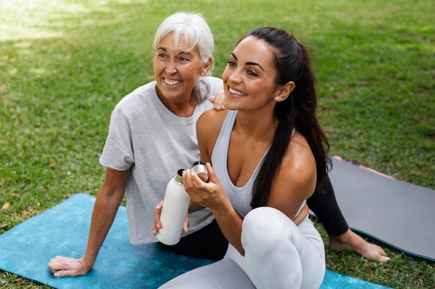 Amigos haciendo yoga juntos en el parque