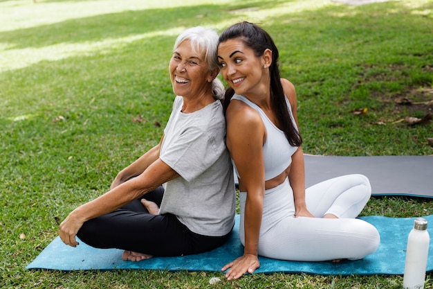 Amigos haciendo yoga juntos en el parque