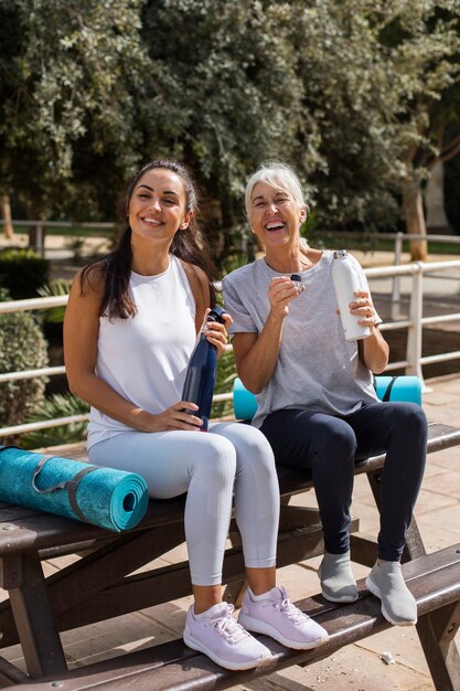 Amigos haciendo yoga juntos en el parque