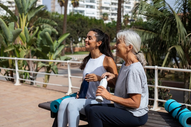 Foto gratuita amigos haciendo yoga juntos en el parque