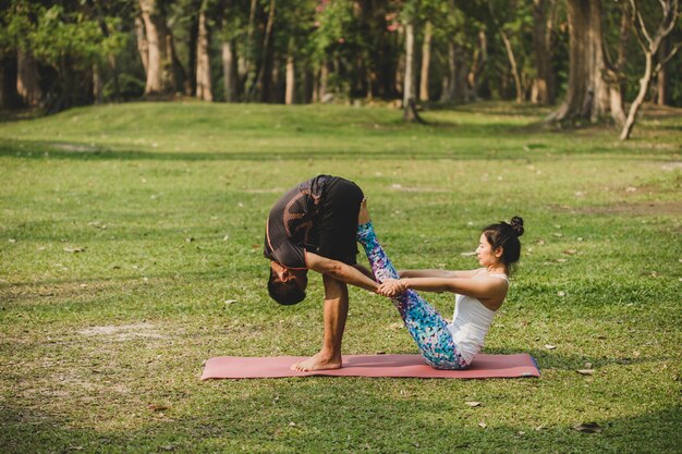 Amigos haciendo yoga en el parque