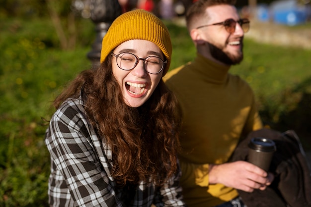 Amigos hermosos y felices en el parque